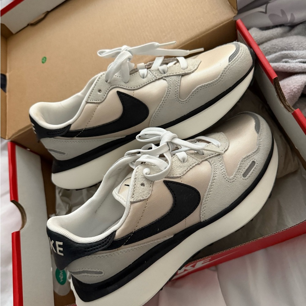 Nike Cream and Black Running Shoes